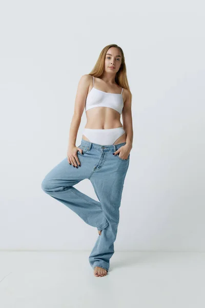 Retrato Completo Bela Jovem Loira Com Corpo Magro Posando Jeans — Fotografia de Stock