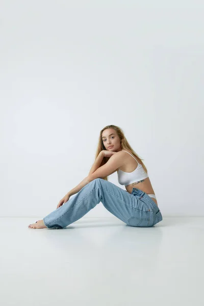 Sömnighet Vacker Ung Blond Kvinna Med Smal Kropp Poserar Vit — Stockfoto