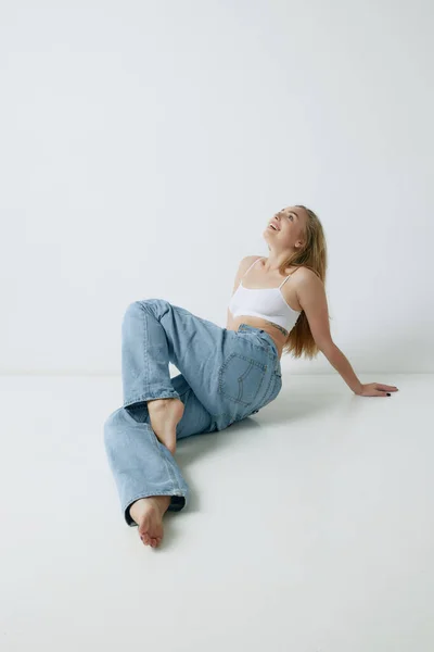 Vacker Leende Ung Blond Kvinna Med Smal Kropp Poserar Vit — Stockfoto