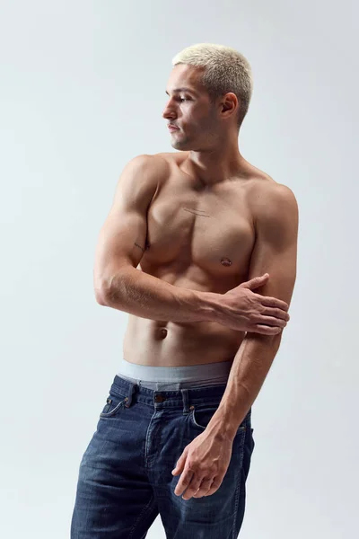 Ritratto Bel Giovanotto Dal Corpo Muscoloso Posa Senza Maglietta Jeans — Foto Stock