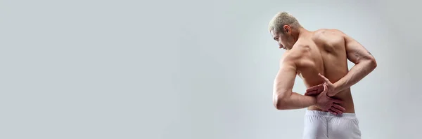 Ausgeschnittenes Bild Schöner Kräftiger Muskulöser Reliefartiger Männchen Vor Grauem Studiohintergrund — Stockfoto