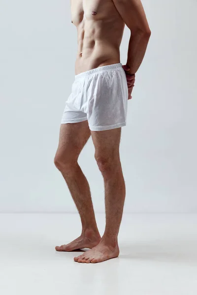 Imagem Recortada Corpo Masculino Bonito Musculoso Forma Forte Contra Fundo — Fotografia de Stock
