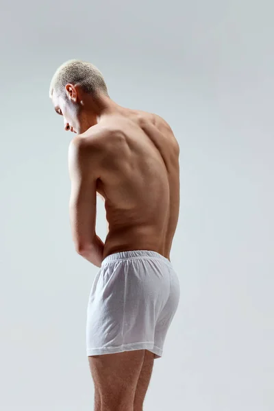 Güçlü Kaslı Rahatlamış Bir Erkek Sağlıklı Bir Vücut Gri Stüdyo — Stok fotoğraf