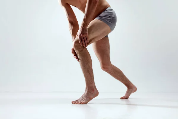 Bolí Kolena Oříznutý Obraz Mužských Nohou Šedém Pozadí Studia Model — Stock fotografie