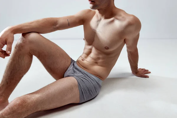 Immagine Ritagliata Giovane Uomo Con Muscoloso Rilievo Forma Corpo Forte — Foto Stock