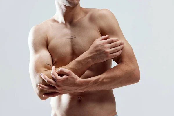 Kaslı Çekici Rahatlatıcı Erkek Vücudu Göğüs Eller Gri Stüdyo Arka — Stok fotoğraf