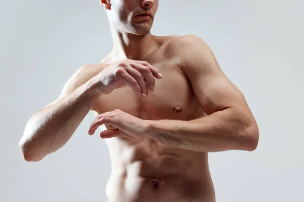 筋肉の作物のイメージ 魅力的な 救済男性の体 灰色のスタジオの背景に対する手 恥知らずなモデル 男性の自然の美しさの概念 ボディケア スポーツ ファッション — ストック写真