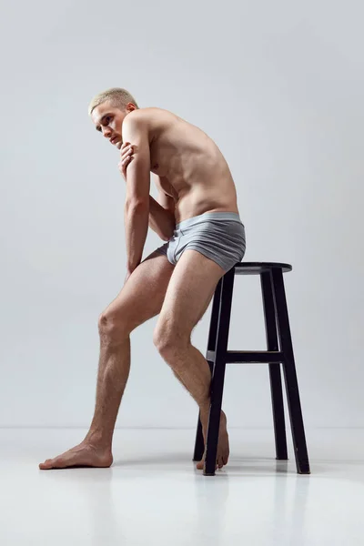 Hezký Mladý Muž Kondicí Úlevou Silné Svalnaté Tělo Pózující Bez — Stock fotografie