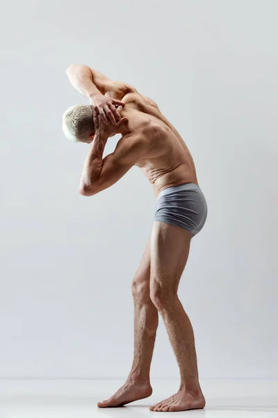 肌肉发达的男子 穿着灰色工作室背景的内衣裤 赤身裸体 男性自然美 身体护理 雕塑艺术的概念 — 图库照片