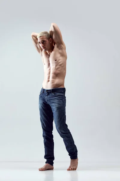 Fullständigt Porträtt Stilig Ung Man Med Blont Hår Muskulös Kropp — Stockfoto