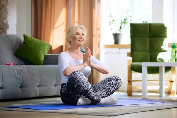 Beautiful Senior Woman Stylish Sportswear Sitting Fitness Matt Doing Yoga — Stock Photo, Image