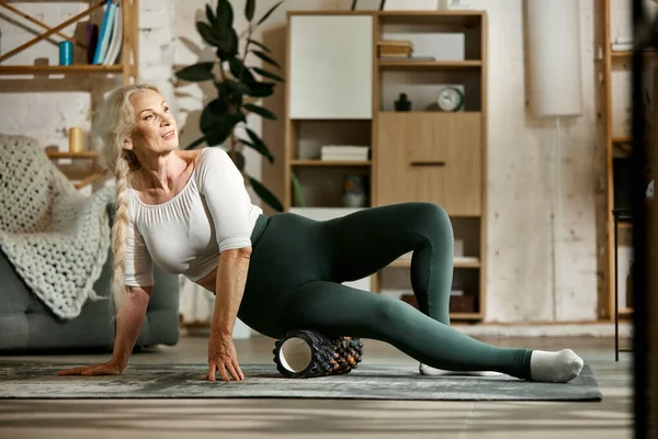 Slim Sportive Beautiful Senior Woman Training Home Keeping Body Tone — Stock Photo, Image