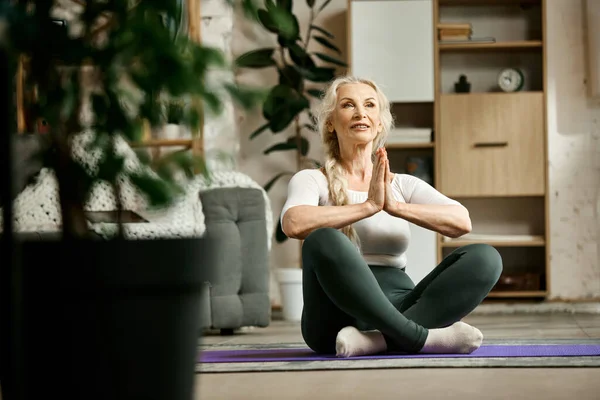 Beautiful Positive Senior Woman Sitting Fitness Matt Living Room Training — Stock Photo, Image