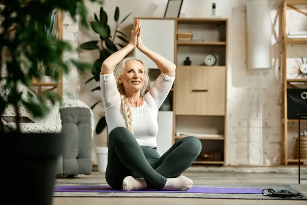 Mooie Positieve Oudere Vrouw Zittend Fitness Mat Woonkamer Training Yoga — Stockfoto