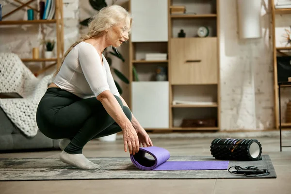 Senior Woman Leggings Shirt Preparing Training Home Putting Fitness Matt — Stock Photo, Image