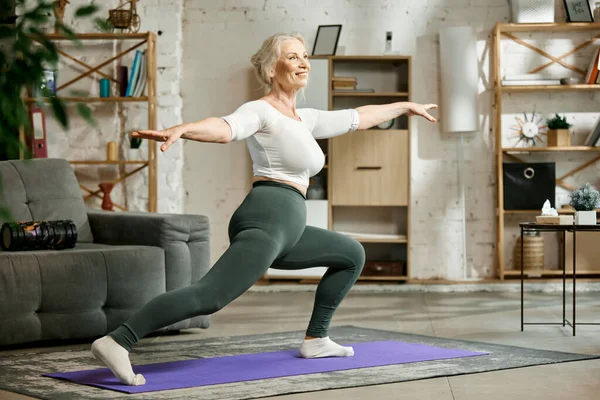 Beautiful Active Senior Woman Training Home Lion Room Doing Stretching — Stock Photo, Image