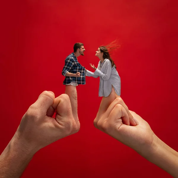Креативний Колаж Руками Молодий Чоловік Жінка Пара Емоційно Сваряться Кричать — стокове фото