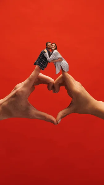 手工创作的拼贴 年轻漂亮的夫妻 男人和女人拥抱着心手的象征 表示爱和支持 广告的概念 — 图库照片