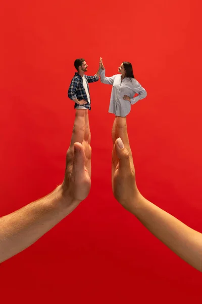 손으로 창조적 콜라주를 만들죠 하이파이브를 남녀는 협력을 상징하는 손으로 하이파이브를 — 스톡 사진
