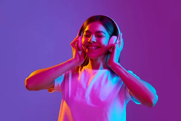 Portrét Usměvavé Šťastné Mladé Dívky Která Poslouchá Hudbu Sluchátkách Proti — Stock fotografie