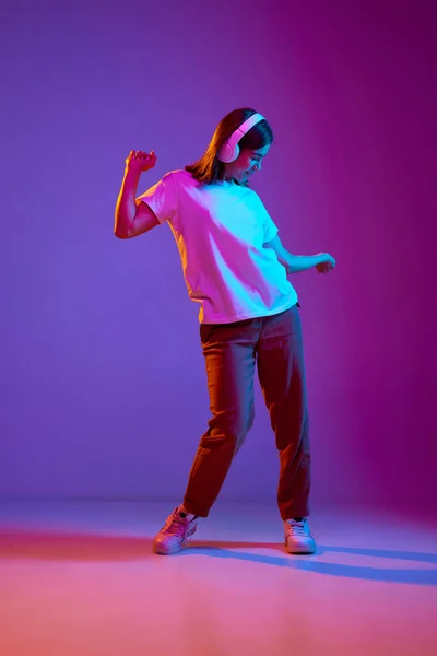 Obraz Mladé Dívky Neformálních Šatech Která Poslouchá Hudbu Sluchátkách Tancuje — Stock fotografie