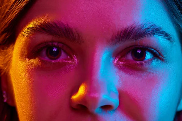 Close Porträt Des Weiblichen Gesichts Gegen Gradienten Lila Neonlicht Junges — Stockfoto