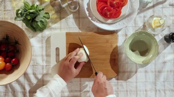 Приготовление Салата Капрезе Вид Сверху Руки Нарезающие Сыр Моцарелла Разделочной — стоковое видео