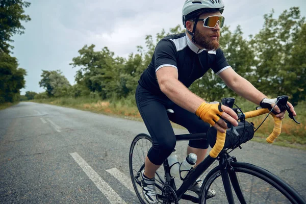 Sportler Bärtiger Mann Radfahrer Mit Helm Brille Und Uniform Auf — Stockfoto