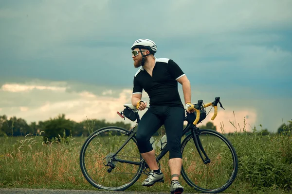 Homme Barbu Vêtements Sport Lunettes Casque Assis Vélo Sur Route — Photo