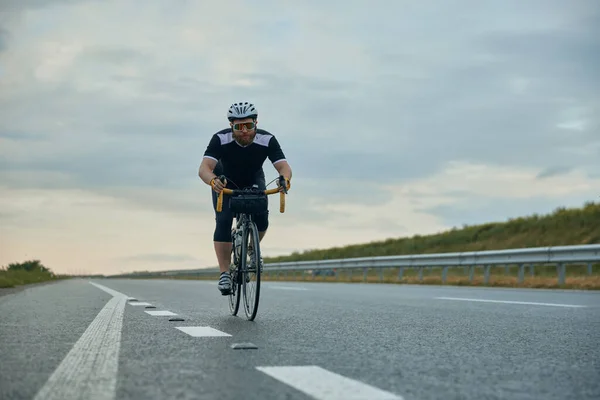 Dynamisches Bild Eines Jungen Sportlichen Bärtigen Mannes Fahrradfahrer Mit Helm — Stockfoto