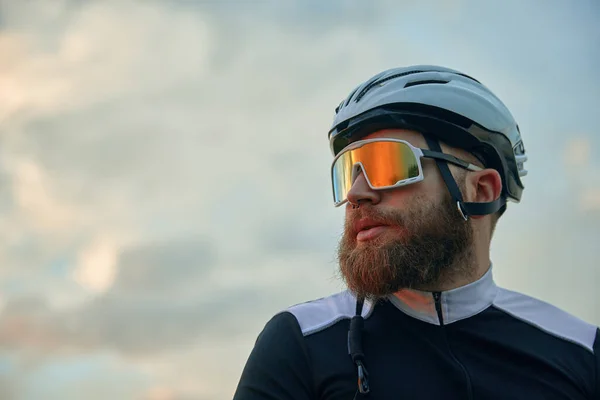Nahaufnahme Porträt Eines Jungen Bärtigen Mannes Radfahrer Mit Helm Und — Stockfoto
