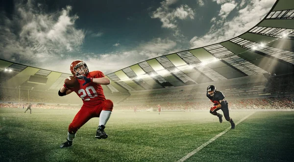 Sporcuların Dinamik Görüntüsü Üniformalı Amerikan Futbolcuları Stadyumda Top Ile Koşarken — Stok fotoğraf