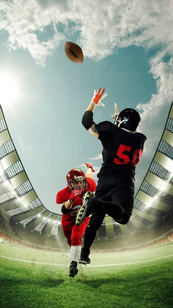 競技スポーツマン 試合中に運動中のアメリカのサッカー選手 3Dスタジアムで実行されます ボールとアリーナ プロスポーツ アクション エネルギー 広告コンセプト — ストック写真