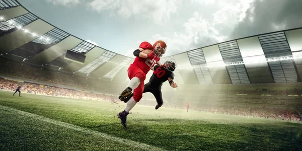 Üniformalı Amerikalı Futbolcular Maç Sırasında Hareket Halindeler Stadyumda Topla Koşuyorlar — Stok fotoğraf