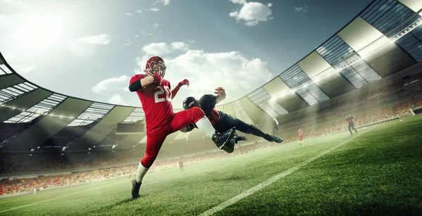 競争力のあるスポーツマン 統一されたアメリカのサッカー選手のダイナミックなイメージは ボールと3Dスタジアムでゲーム中に動きます プロスポーツ アクション エネルギー 成功の概念 — ストック写真