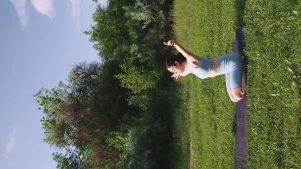 Jovem Mulher Cuidando Corpo Alma Fazendo Exercícios Ioga Alongamento Parte — Vídeo de Stock