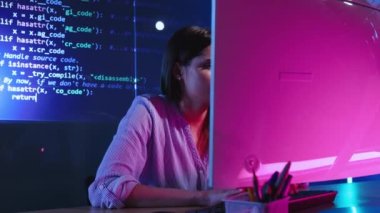 Zorluklar ve zorluklar. Konsantre genç kadın, web geliştirici, sanal dijital ekrana kod yazan programcı. Kodlama. Meslek kavramı, işgal, bilişim, modern teknolojiler