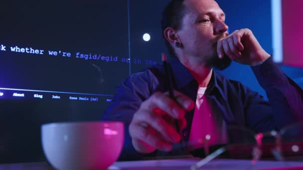 Una Tarea Difícil Hombre Concentrado Empleado Programador Escribiendo Código Software — Vídeo de stock
