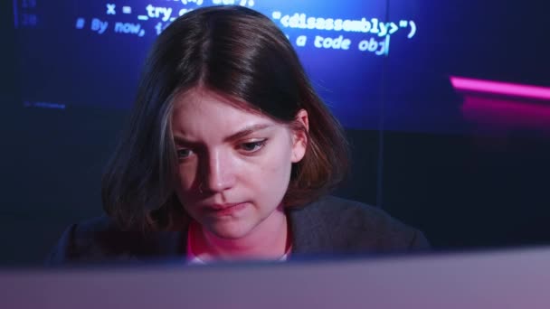 Genç Kız Öğrenci Yazılım Geliştirici Bilgisayar Ile Çalışıyor Kod Yazıyor — Stok video