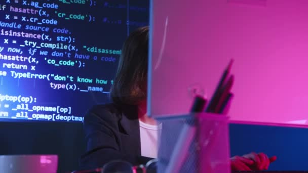 若い濃縮された女性は コンピュータディスプレイを見て コーディング情報を迅速に書き込み ウェブ ソフトウェアを開発します デジタル画面だ 現代技術の概念 — ストック動画