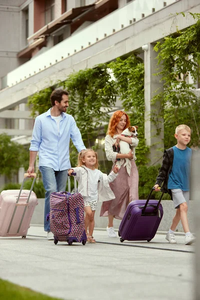 プラス 笑顔の若いカップル 男と女 両親は小さな男の子 女の子と犬と休暇に行く 家族旅行だ 暖かい夏の日 休暇の概念 — ストック写真