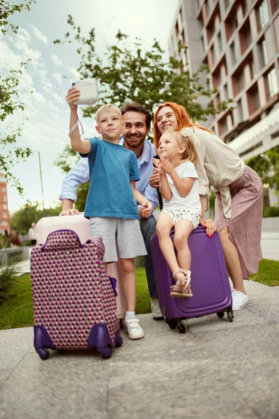 Hermosa Cariñosa Pareja Amorosa Hombre Mujer Vacaciones Con Sus Hijos — Foto de Stock