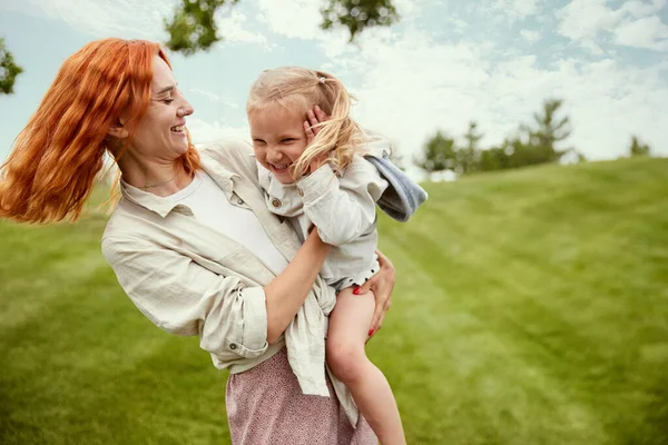 Felicidade Mulher Jovem Ruiva Bonita Mãe Brincando Com Sua Filhinha — Fotografia de Stock