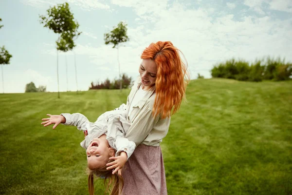 Счастливое Время Рыжеволосая Молодая Женщина Мать Играющая Маленькой Дочкой Парке — стоковое фото