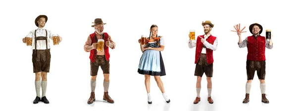 白を基調にしたビールマグカップで立ち並ぶ伝統的なバイエルンの衣装を着た若い陽気な人々で構成されたコラージュ オクトーバーフェストの概念 アルコール — ストック写真