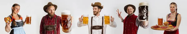 灰色の背景にビールグラスが隔離された伝統的なバイエルンの衣装に身を包んだ若者を笑顔で描いたコラージュ オクトーバーフェストの概念 アルコール — ストック写真