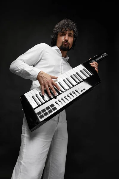 Πορτρέτο Του Κομψό Γενειοφόρος Άνθρωπος Λευκό Κοστούμι Παίζει Synthesizer Ασύρματο — Φωτογραφία Αρχείου