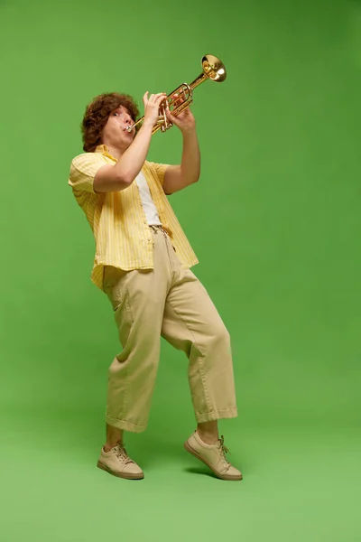 Retrato Completo Jovem Com Cabelo Encaracolado Músico Tocando Trompete Contra — Fotografia de Stock
