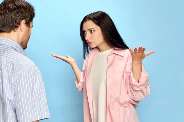Junges Paar Mann Und Frau Reden Diskutieren Probleme Vor Blauem — Stockfoto