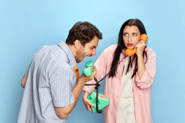 Ung Man Känslomässigt Talar Telefon Med Chockad Kvinna Mot Blå — Stockfoto
